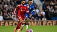 Penyerang Liverpool asal Mesir #11, Mohamed Salah, berlari membawa bola dalam pertandingan&nbsp;Premier League antara Chelsea dan Liverpool di Stamford Bridge, London, pada 4 Oktober 2025. (Glyn KIRK/AFP)