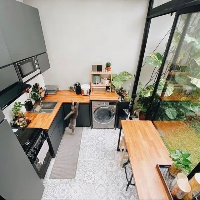 Ruang Makan Semi Outdoor di Ruang Sempit