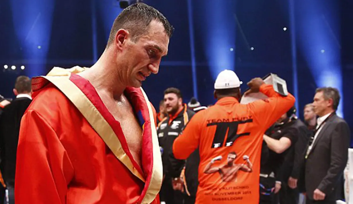 Ekspresi Wladimir Klitschko usai kalah dari Tyson Fury, Dusseldorf, Minggu (29/11/2015). Ketiga juri pertandingan seluruhnya memberikan kemenangan untuk Fury, yakni dengan kedudukan 115-112, 115-112, dan 116-111. (Dailymail.co.uk)