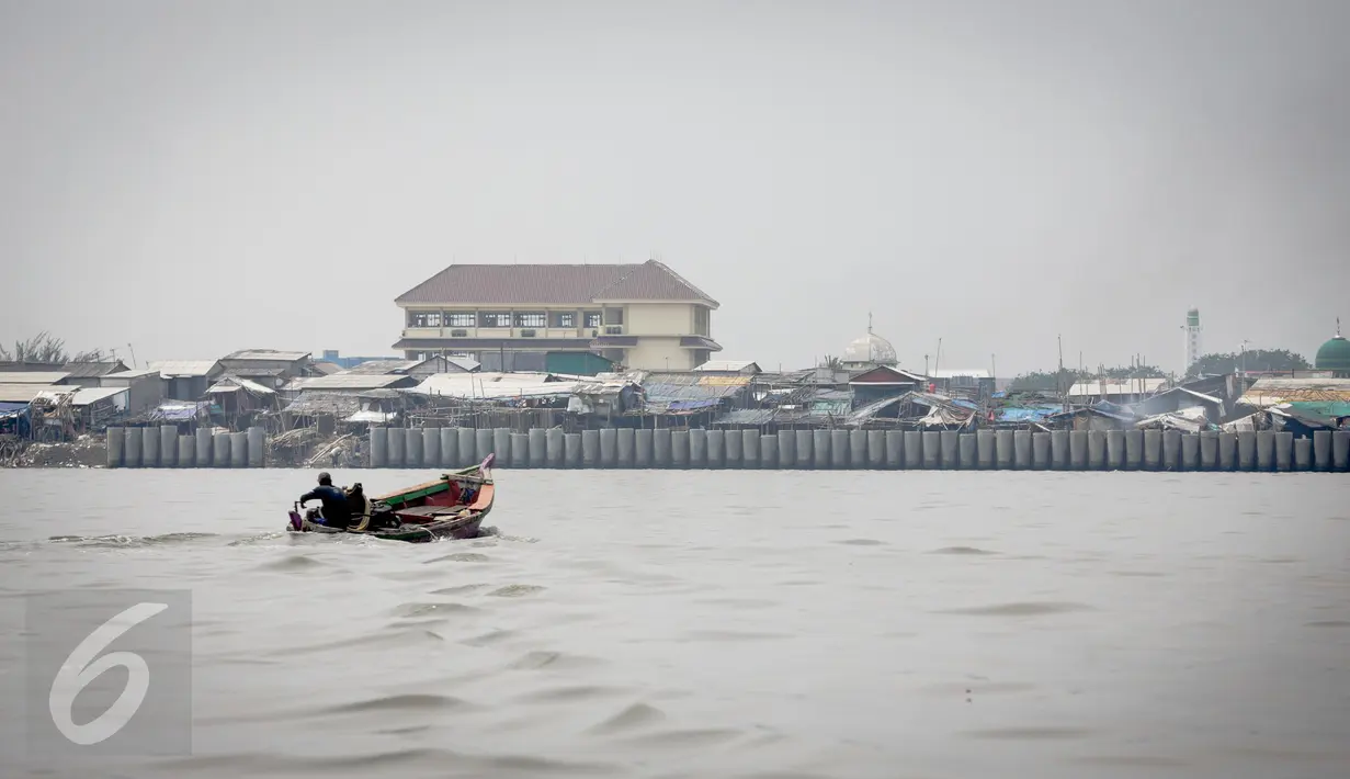 Suasana tanggul pengaman pantai di kawasan pesisir Cilincing, Jakarta, Jumat (17/3). Pengamanan pantai untuk mencegah banjir rob tersebut totalnya mencapai 120 km, karena terdiri dari tanggul pantai dan tanggul muara. (Liputan6.com/Faizal Fanani)