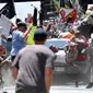 Mobil tabrak demonstran di Charlottesville, Virginia, Amerika Serikat. Nampak sejumlah korban terhempas ke udara akibat laju kencang mobil (AP)