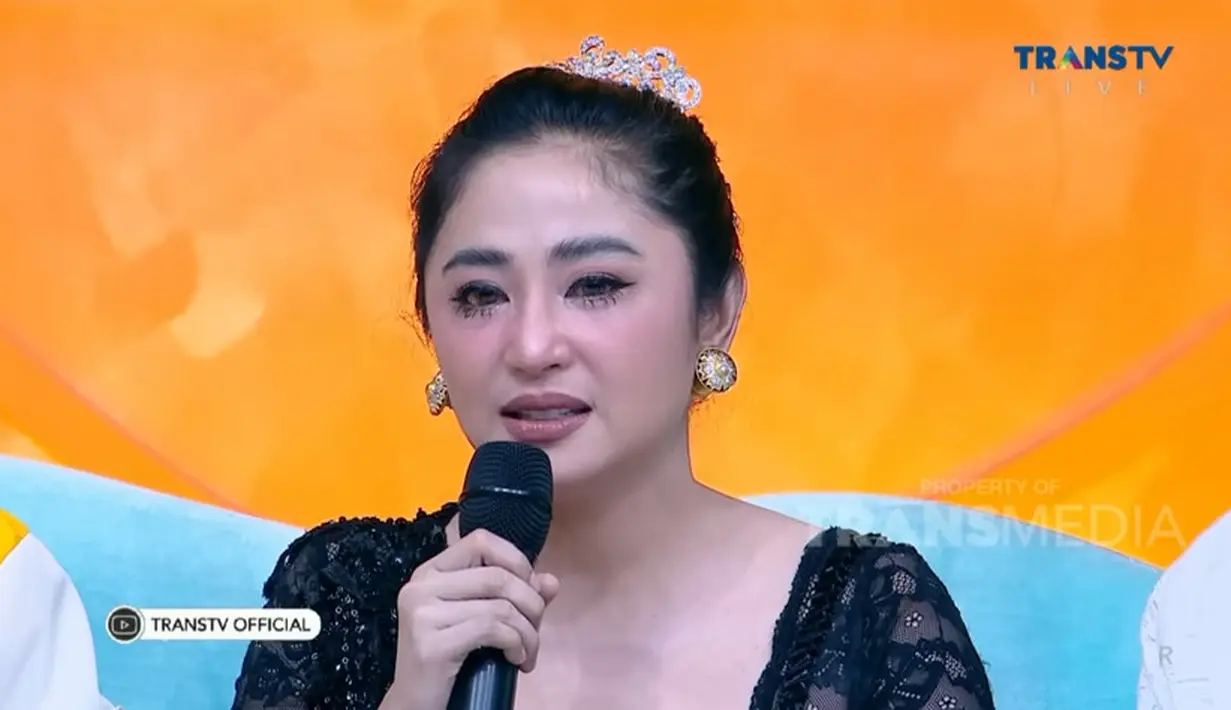 Depe juga menceritakan sebelum naik ke panggung, terlebih dulu cuci kaki mamanya dan sujud minta maaf.  Setelah sukses menggelar konser di Singapura, Dewi Perssik juga siap menggelar konser di beberapa negara, diantaranya Malaysia, hingga Amerika. [Youtube/TRANS TV Official]