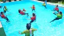 Klub akuarobik melakukan gerakan saat seminar water dancing perfomance, dan akuarobik trial di kawasan Pejaten, Jakarta, Sabtu (11/11). Acara ini berlangsung serentak di 80 negara  serta 238 lokasi di seluruh dunia (Liputan6.com/Helmi Afandi)