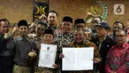 Ketua Fraksi PKS Jazuli Juwaini (kedua kiri) bersama anggota Fraksi PKS DPR menunjukan surat usulan Pansus Jiwasraya di Kompleks Parlemen, Senayan, Rabu (15/1/2020). PKS menandatangani usulan dukungan pembentukan panitia khusus (pansus) untuk membongkar kasus Jiwasraya. (Liputan6.com/Johan Tallo)