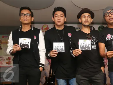 Band Seventeen berpose sambil menunjukan cd terbarunya sebelum jumpa pers peluncuran album di kawasan Cikini, Jakarta, Kamis (31/3). Seventeen meluncurkan album ke 6 dengan tajuk "Pantang Mundur". (Liputan6.com/Herman Zakharia)
