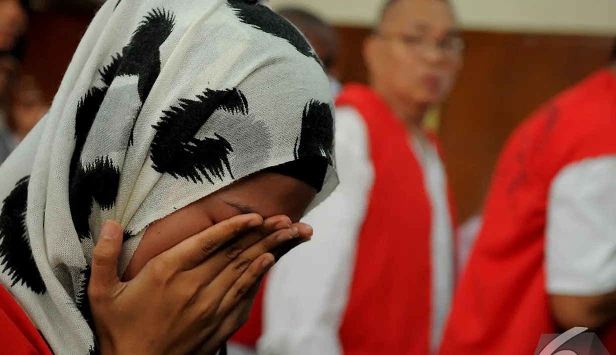 Asyifa Ramadhani menangis saat mendengar tuntutan Jaksa di Pengadilan Negeri, Jakpus, Selasa (4/11/2014).(Liputan6.com/Faisal R Syam)