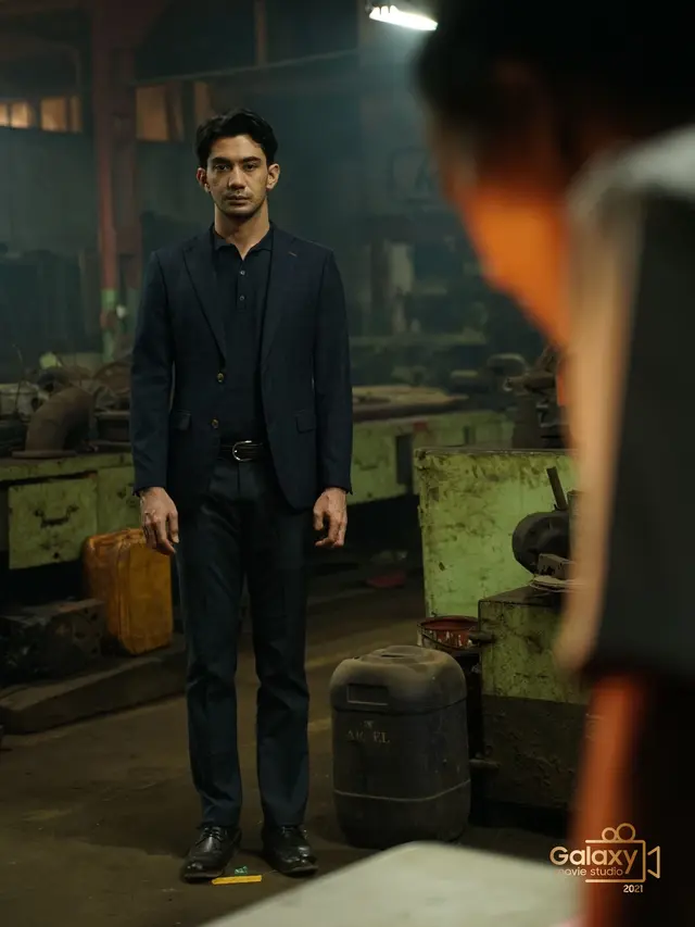 Reza Rahadian dalam film pendek Galaxy Movie Studio 2021.