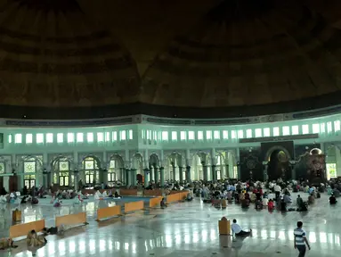 Suasana di dalam Masjid Raya Al-A'zhom saat Ramadan, Tangerang, Selasa (30/5) Masjid ini memiliki desain yang unik dengan lima kubah besar yang menjadi ciri khasnya. (Liputan6.com/Helmi Afandi)