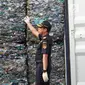 Dirjen Bea Cukai Heru Pambudi menunjukkan kontainer berisi sampah plastik di Tanjung Priok, Jakarta, Rabu (18/9/2019). Bea Cukai bekerja sama dengan KLHK dan kepolisian memulangkan sembilan kontainer berisi 135 ton sampah plastik impor bercampur limbah B3 asal Australia. (Liputan6.com/Angga Yuniar)