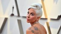Penyanyi dan aktris Lady Gaga menghadiri perhelatan Oscar 2019 di Dolby Theatre, Los Angeles, Minggu (24/2). Lady Gaga makin terlihat menawan dengan rambut blonde-nya lantaran mengenakan perhiasan dengan kilau sinar. (Jordan Strauss/Invision/AP)