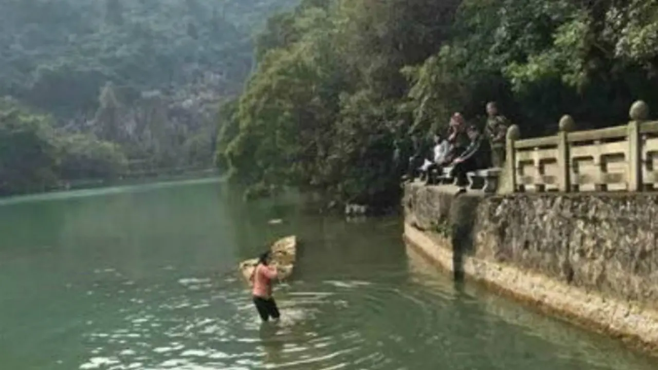 Demi Menyelamatkan iPhone Wanita Ini Rela ‘Nyemplung’ ke Danau