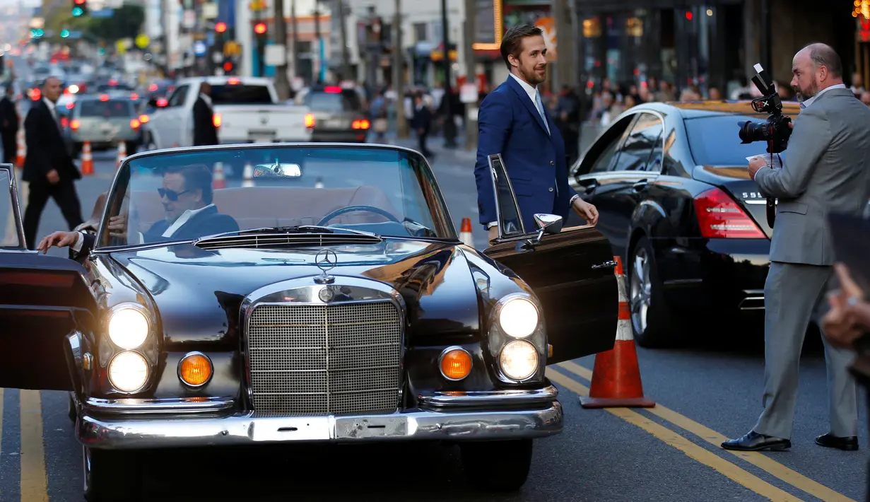 Aktor Russell Crowe (kiri) dan Ryan Gosling saat premiere film terbaru mereka " The Nice Guys " , Hollywood , AS , 10 Mei 2016. Film bercerita tentang dua orang yang tidak sengaja terlibat dalam kasus kriminal berbahaya. (REUTERS / Mario Anzuoni)