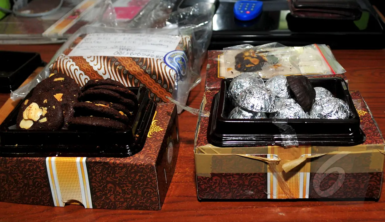 Kue coklat yang dipasarkan secara online mengandung ganja berhasil diamankan BNN, Jakarta, Senin (13/4/2015). BNN berhasil menangkap lima orang tersangka di kawasan Blok M. (Liputan6.com/ Yoppy Renato)