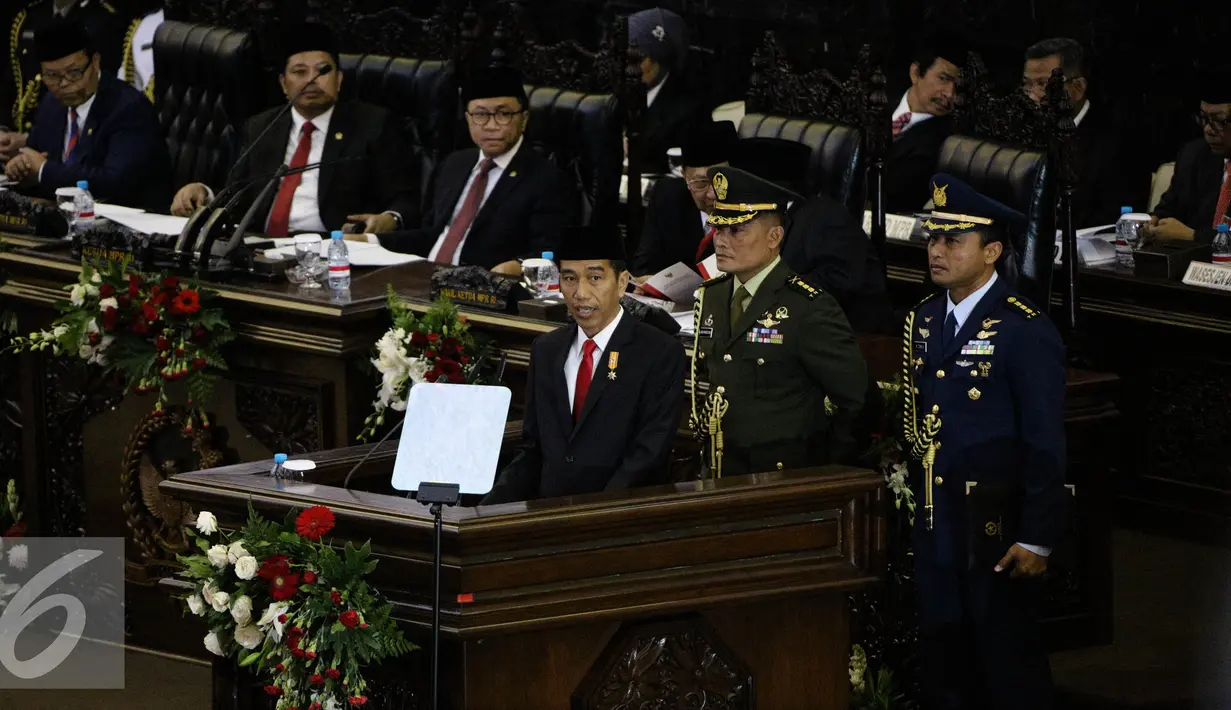 Presiden Joko Widodo berpidato saat sidang tahunan MPR RI Tahun 2015 di Jakarta, Jumat (14/8/2015). Sidang dihadiri 470 anggota MPR RI. Hadir pula para menteri Kabinet Kerja, pimpinan lembaga negara, dan perwakilan duta besar. (Liputan6.com/Faizal Fanani)