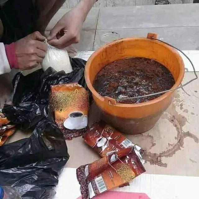 6 Potret Kuli Bangunan Istirahat Makan Siang, Makanannya Porsi Jumbo