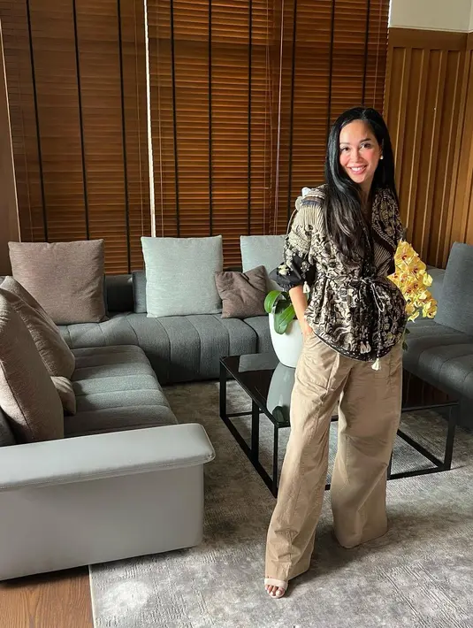 Penampilan menarik dari Loemongga mengenakan atasan batik dengan detail belt diikat cantik di bagian pinggang. Penampilannya ini dipadu dengan wide-leg trousers cokelat. [Instagram/loemongga]