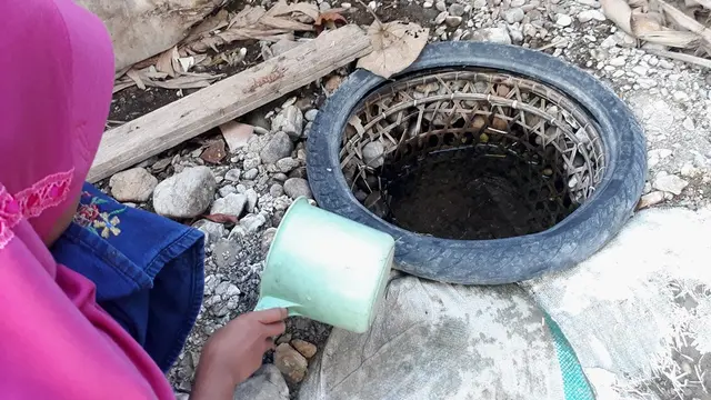 Warga di Bojanegara, Cingebul, Lumbir, Banyumas  membikin sumur di pinggir sungai untuk mencukupi kebutuhan air bersih pada kemarau. (Foto: Liputan6.com/Muhamad Ridlo)