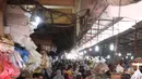 Kepadatan pengunjung saat membeli kebutuhan makanan untuk persiapan Lebaran di pasar Kebayoran Lama, Jakarta, Selasa (11/5/2021). Warga memadati pasar tradisional demi memenuhi kebutuhan jelang Idul Fitri 1442 H. (Liputan6.com/Angga Yuniar)