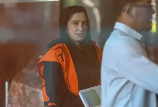 Terdapat dugaan bahwa dari kontrak senilai Rp 46 miliar, sebagian dana dialirkan kepada keluarga dan orang dekat Fadia Arafiq, dengan total mencapai sekitar Rp 19 miliar. Tampak dalam foto, tersangka kasus dugaan korupsi pengadaan barang dan jasa outsourcing (tenaga alih daya) serta lainnya di lingkungan Pemerintah Kabupaten Pekalongan untuk tahun anggaran 2023–2026, Fadia Arafiq (tengah), saat tiba di Gedung Merah Putih Komisi Pemberantasan Korupsi (KPK), Jakarta, Rabu (29/4/2026). (merdeka.com/Arie Basuki)