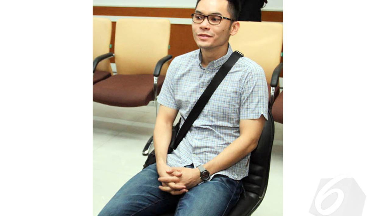 Ben Kasyafani saat mendengarkan pembacaan gugatan di Pengadilan Agama Jakarta Pusat, Selasa (17/6/14) (Liputan6.com/Faizal Fanani) 