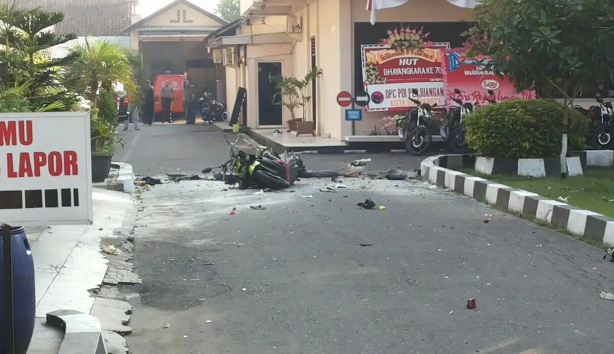 Sebuah ledakan terjadi di markas Polresta Surakarta, Solo, Jawa Tengah, Selasa (5/7) pagi. Diketahui, satu orang tewas dalam ledakan yang diduga berasal dari aksi bom bunuh diri tersebut. (twitter.com/HumasPolisi)