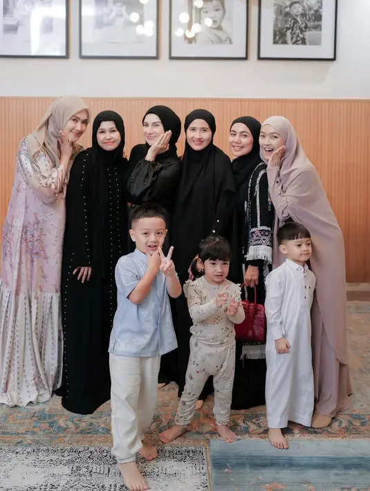 Dalam kesempatan tersebut, Irish Bella tampil anggun dalam balutan gamis hitam berpotongan A-line yang memberi ilusi ramping.  [@_irishbella_].