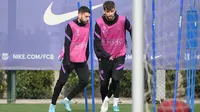 Bek Barcelona Jordi Alba (kiri) dan Gerard Pique mengambil bagian dalam sesi latihan di Barcelona pada 16 Februari 2022. Barcelona bakal meladeni Napoli pada leg pertama play-off babak gugur Liga Europa 2021/22 di Camp Nou, Jumat 18 Februari 2022. (LLUIS GENE / AFP)