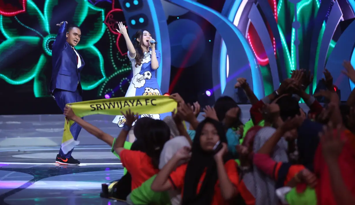 Aksi kejar-kejaran terjadi antara para pewarta yang masih memburu statment sang pedangdut. Merasa tak nyaman artisnya terus diburu, pria bernama Heru road manajer Via Vallen pun menarik baju dari salah satu wartawan. (Nurwahyunan/Bintang.com)