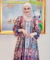 Saat merayakan Imlek, Cut Meyriska mengenakan baju tunik dengan motif warna merah, biru, dan coklat. Dipadukan kerudung coklat muda dan celananya. [@cutratumeyriska]