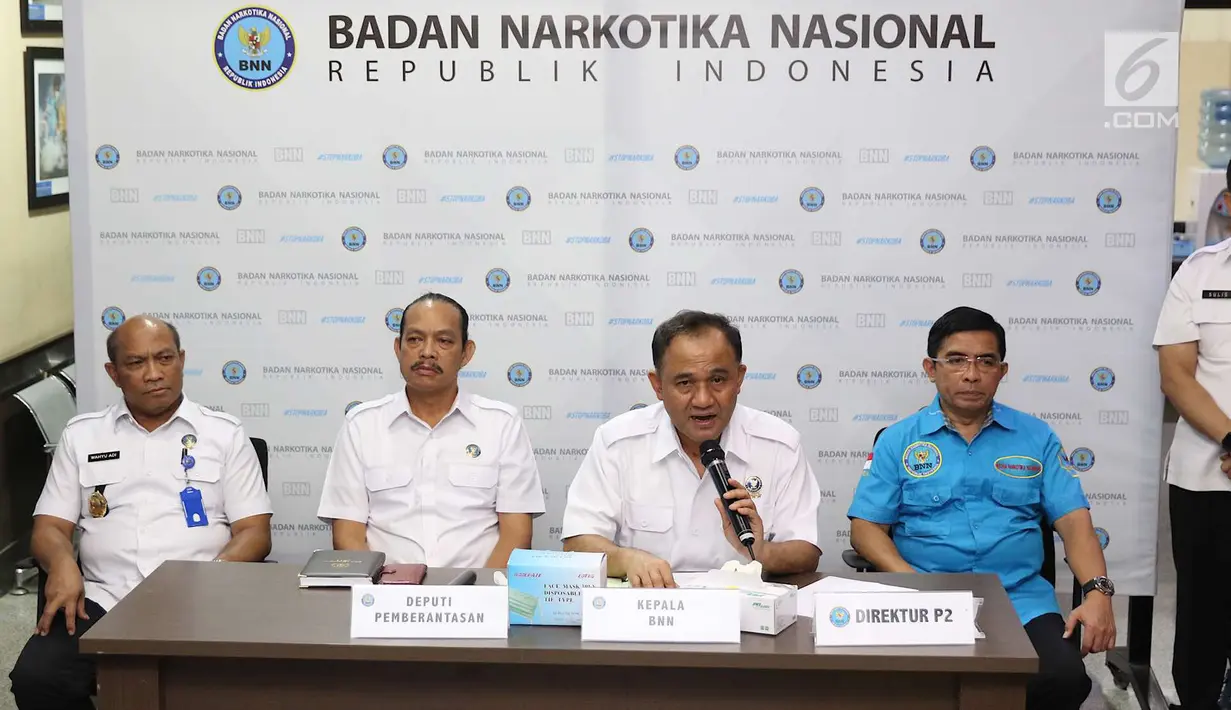 Kepala BNN Komjen Pol Heru Winarko (dua kanan) memberi keterangan saat rilis kasus pabrik gelap narkoba di Majene di Gedung BNN Jakarta, Kamis (9/8). Petugas berhasil menangkap empat tersangka. (Liputan6.com/Immanuel Antonius)