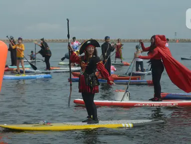 Komunitas kayak dan stand up paddle beraksi pada pembukaan Kasal CUP 2021 di Pantai Festival Ancol, Jakarta, Sabtu (27/11/2021). Kegiatan tersebut mempertandingkan berbagai jenis olahraga air seperti selam, renang, dayung, layar, jetski, dan ski air. (merdeka.com/Imam Buhori)