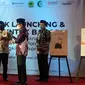 Imam Besar Masjid Istiqlal, Nasaruddin Umar memberikan buku karyanya kepada Menko Polhukam Mahfud Md. (Liputan6com/Yopi Makdori)