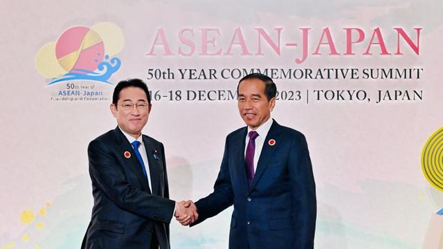 Presiden Jokowi dan PM Fumio Kishida di KTT Perayaan 50 Tahun Hubungan Persahabatan dan Kerja Sama ASEAN-Jepang di Hotel The Okura, Minggu 17 Desember 2023. (BPMI Sekretariat Presiden​)