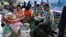 Juru bicara Kementerian Pertahanan Thailand, Surasant Kongsiri, mengatakan pada Rabu (10/12/2025), warga sipil harus dievakuasi dalam jumlah besar karena apa yang kami nilai sebagai ancaman langsung terhadap keselamatan mereka. Tampak dalam foto, warga pengungsi beristirahat sambil berlindung di pusat pengungsian selama bentrokan di sepanjang perbatasan Thailand-Kamboja di Provinsi Sa Kaeo, Thailand, pada Rabu 10 Desember 2025. (Lillian SUWANRUMPHA/AFP)