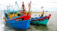 Dua kapal ikan asing berbendera Malaysia yang ditangkap Bakamla bersama Dinas Kelautan dan Perikanan Provinsi Riau. (Liputan6.com/Istimewa)