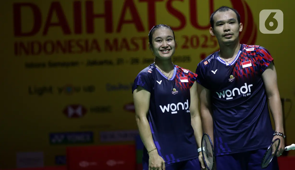 Ganda campuran Indonesia, Rinov Rivaldy/Lisa Ayu Kusumawati usai memastikan lolos ke babak semifinal 16 besar Daihatsu Indonesia Masters 2025, Jumat (24/1/2025). (Liputan6.com/Helmi Fithriansyah)