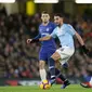 Gelandang Manchester City, Riyad Mahrez menggiring bola dari kawalan pemain Chelsea Ngolo Kante dan Mateo Kovacic selama pertandingan Liga Premier Inggris di Stamford Bridge di London (8/12). Chelsea menang 2-0 atas City. (AP Photo/Tim Ireland)