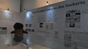 Pengunjung melihat ruang pameran arsip Kepresidenan di Taman Ismail Marzuki (TIM), Jakarta, Kamis (8/8/2024). (merdeka.com/Imam Buhori)