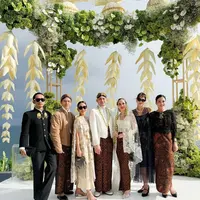 Luna Maya hadir mengenakan dress hitam tanpa lengan dipadukan stiletto heels warna serasi. Ia pun menambahkan kalung mutiara sebagai pelengkap penampilan. [@lunamaya]