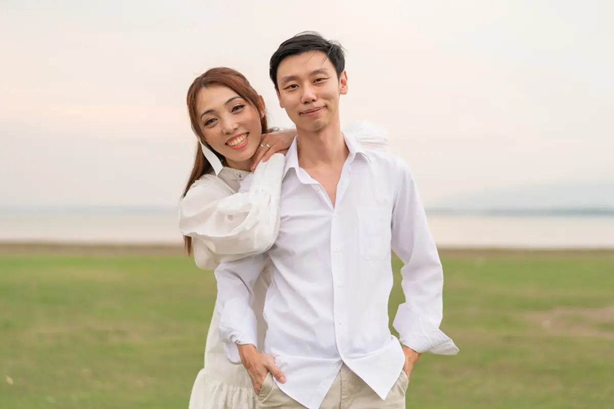 couple romantis bahagia menikah
