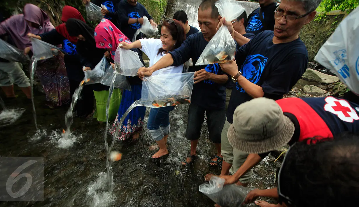 Sejumlah guru beserta perwakilan CSR melepas benih ikan pada Baksos Jurnalis Joran Indonesia Care To Share di SDIT Ibnu Abbas, Yogyakarta, (2/4). Acara diakhiri pelepasan benih ikan di sungai Denggung yang berhulu dari puncak Merapi. (Boy Harjanto)