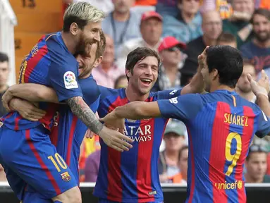 Pemain Barcelona merayakan gol yang dicetak Lionel Messi ke gawang Valencia pada laga La Liga di Stadion Mestalla, Valencia, Sabtu (22/10/2016). Barcelona menang 3-2 atas Valencia. (Reuters/Heino Kalis)