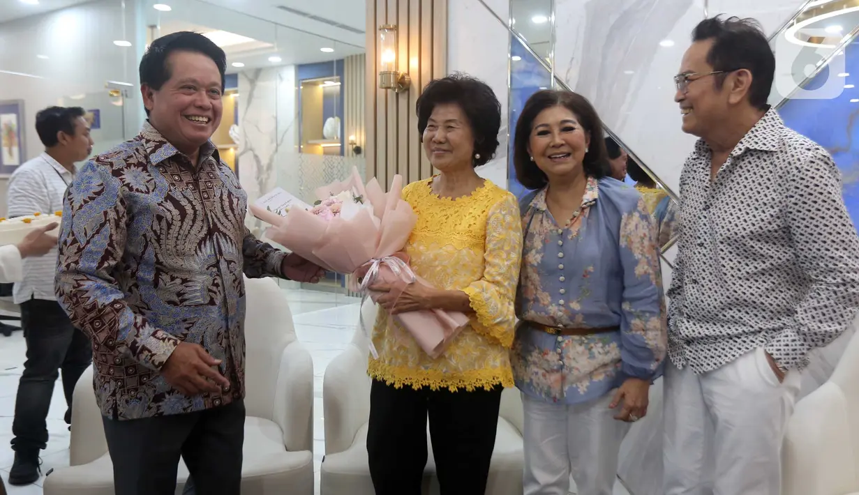 Direktur Utama Bank Rakyat Indonesia (BRI), Hery Gunardi juga menyempatkan berbincang dengan sejumlah nasabah. (Liputan6.com/Helmi Fithriansyah)