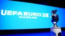 Turnamen ini akan menampilkan 51 pertandingan dengan 24 negara peserta di sembilan stadion yang tersebar di delapan kota. Kota-kota tersebut antara lain Birmingham, Dublin, Glasgow, Liverpool, Manchester, dan Newcastle. Tampak dalam foto, trofi EURO atau Piala Henri Delaunay ditampilkan sebelum acara peluncuran turnamen sepak bola UEFA EURO 2028 di Below The Lights, London Pusat, pada 12 November 2025. (James Manning/POOL/AFP)
