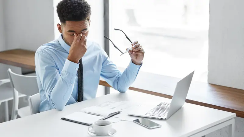 Ngantuk Usai Makan Siang di Kantor? Ini Penyebabnya (WAYHOME-studio/Shutterstock)