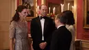 Kate Middleton dan suaminya, Pangeran William berbincang dengan Duta Besar Inggris Edward Llewellyn Llewellyn sebelum makan malam di Kedutaan Besar Inggris di Paris (17/3). (AFP Photo/Pool/Eric Feferberg)