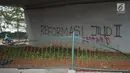 Kondisi pagar yang rusak dan coret-coretan yang  menghiasi tembok di sekitar kawasan Gedung DPR, Jakarta, Rabu (25/9/2019). Aksi menolak RUU yang dianggap bermasalah itu berujung ricuh dan bentrok dengan polisi sehingga menyebabkan sejumlah fasilitas umum rusak. (Liputan6.com/Immanuel Antonius)