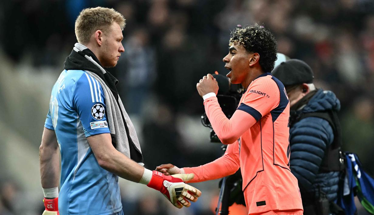 Bertanding di St James Park, pada leg pertama babak 16 besar Liga Champions 2025/2026, kemenangan The Magpies yang sudah di depan mata sirna lewat drama gol menit akhir. Tampak dalam foto, kiper Newcastle United asal Inggris, Aaron Ramsdale (kiri), berbincang dengan penyerang Barcelona asal Spanyol, Lamine Yamal, setelah pertandingan leg pertama babak 16 besar Liga Champions 2025/2026 di St James' Park, Newcastle-upon-Tyne, timur laut Inggris pada Selasa 10 Maret 2026 waktu setempat atau Rabu 11 Maret 2026 dini hari WIB. (Paul ELLIS/AFP)