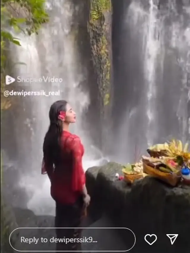 7 Potret Dewi Perssik Liburan di Bali, Ikut Jalani Ritual Melukat