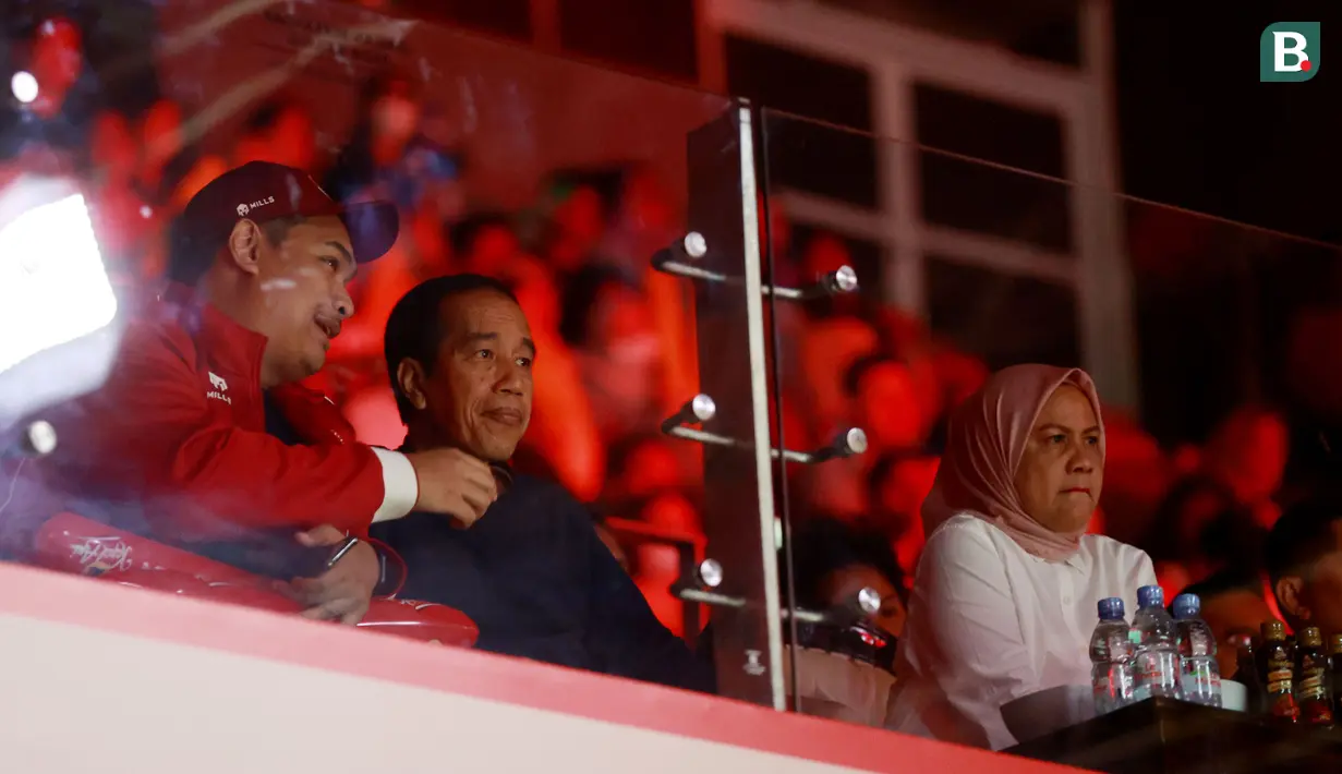 Presiden Joko Widodo (tengah) didampingi Ibu Iriana (kanan) dan Menteri Pemuda dan Olahraga, Dito Ariotedjo saat menonton pertandingan semifinal Indonesia Open 2023 antara Anthony Sinisuka Ginting melawan Li Shi Feng, di Istora Senayan, Sabtu (17/6/2023). (Bola.com/M Iqbal Ichsan)